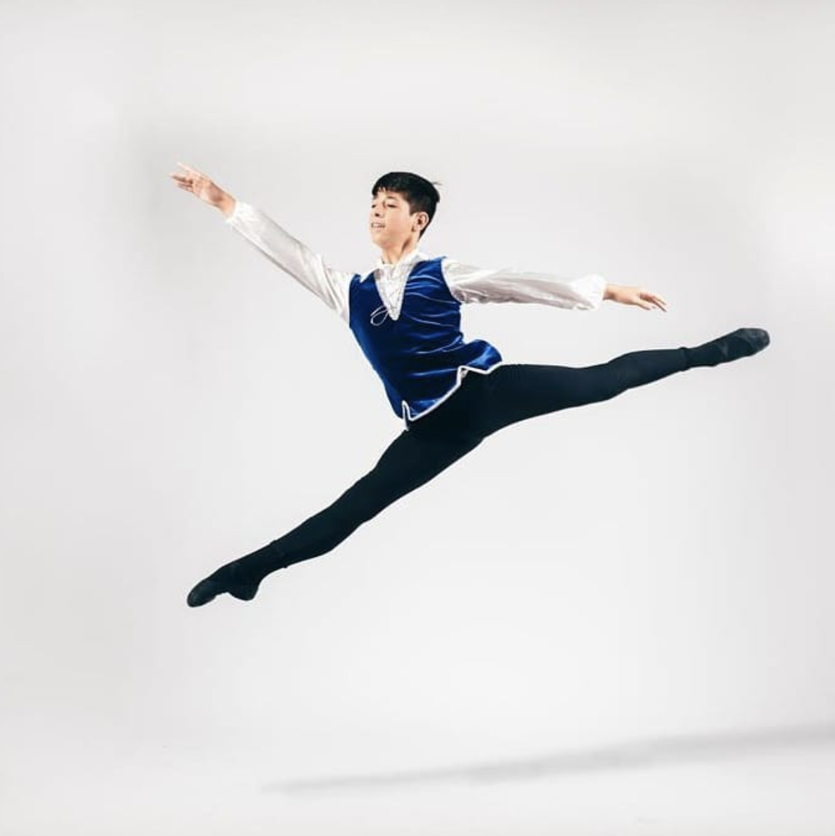 Mikel a été reçu au Conservatoire Supérieur National en Danse de Paris.